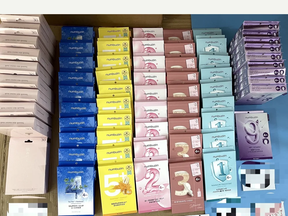 検品と商品の整理作業